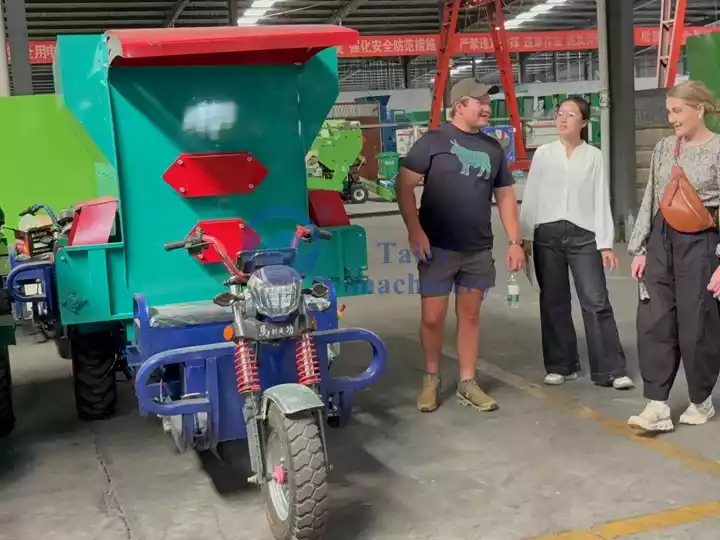 silage mixing spreader