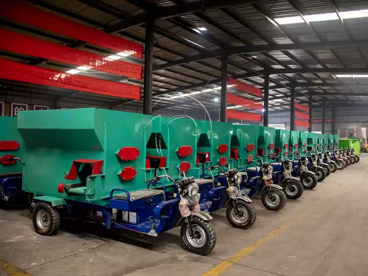 Forage feed spreader cars