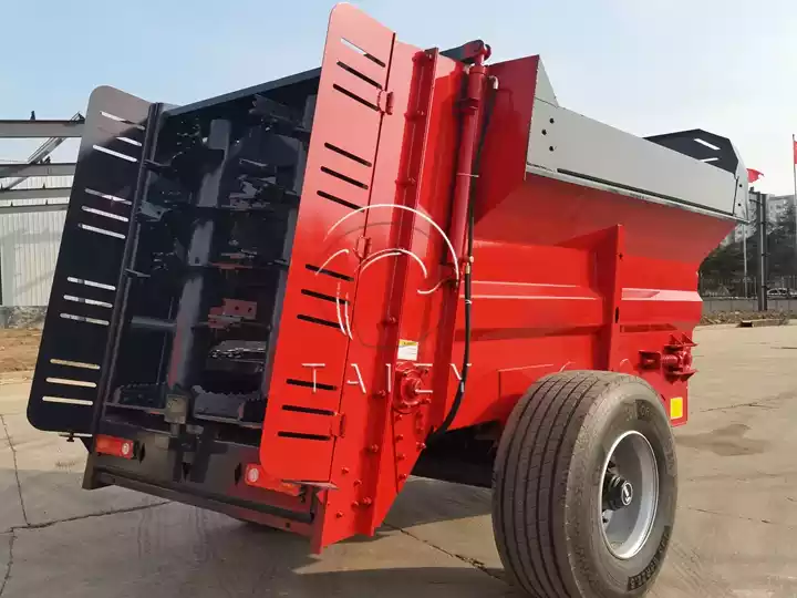 vertical-spiral manure spreader