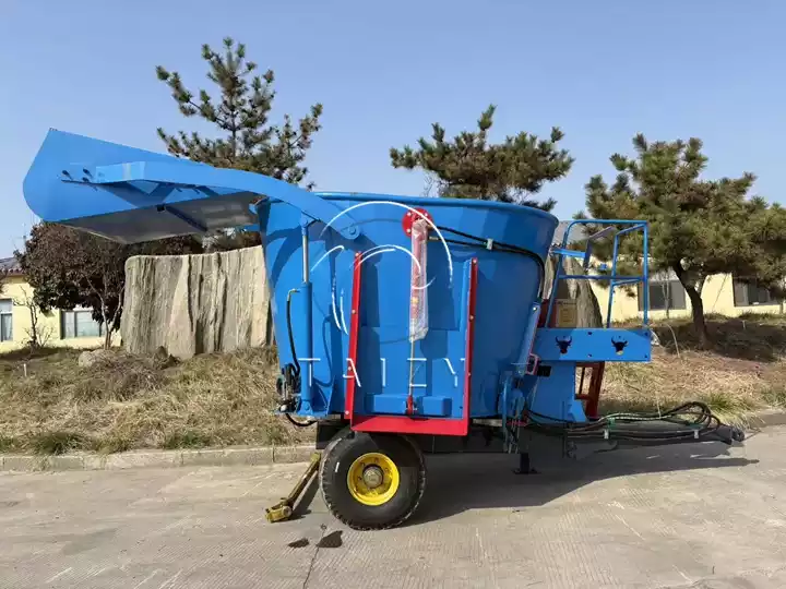 TMR feed mixer and spreader
