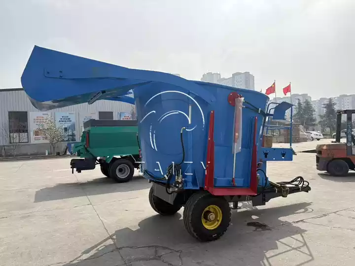 TMR mixer spreader wagon