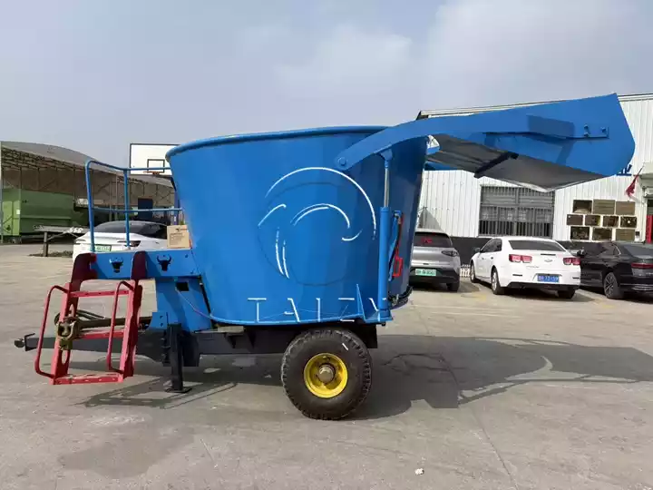 feed mixing and dispensing machine