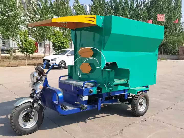 TMR mixer feeding car