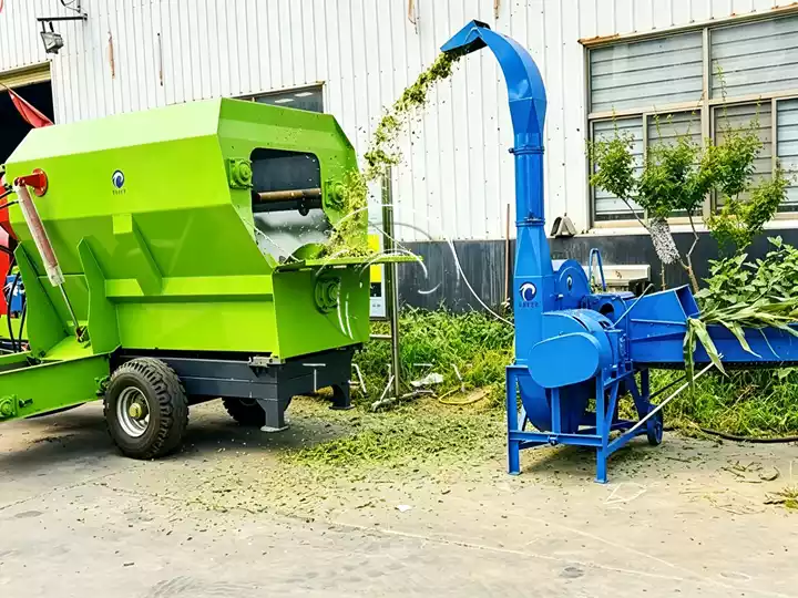 TMR mixer matched with a forage chopper