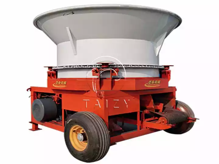 bottom discharge straw bale shredder