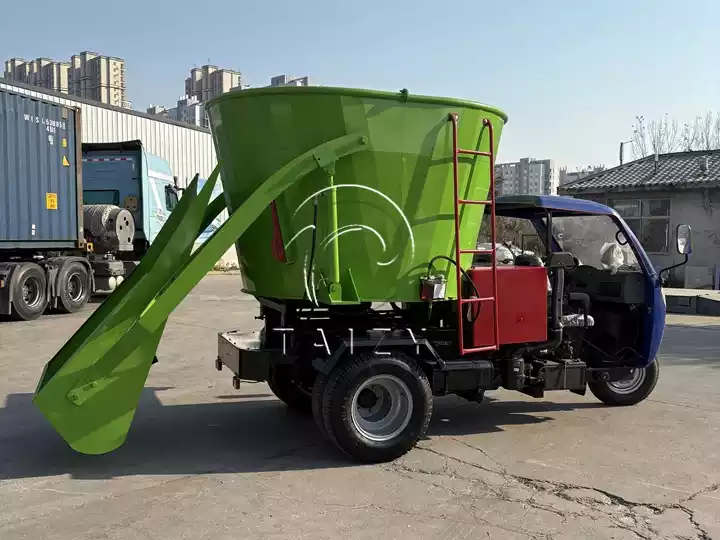 cattle feeding machine