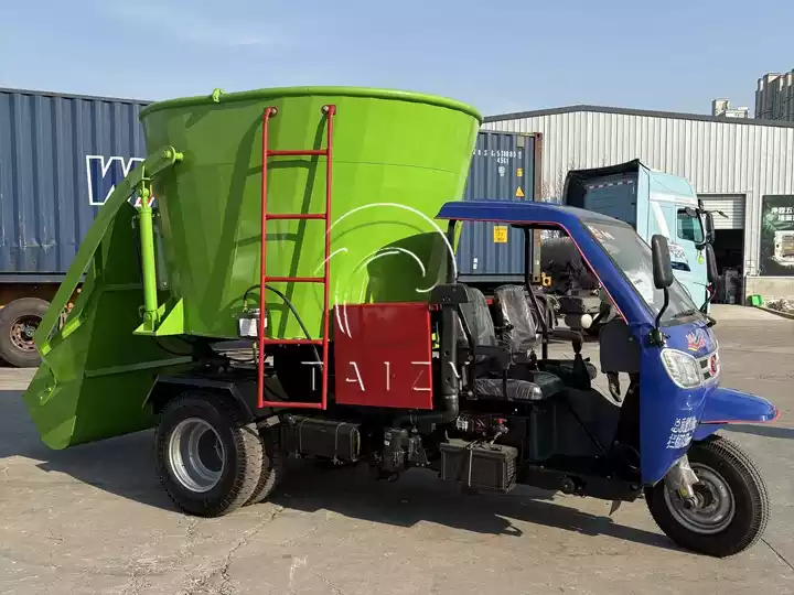 dairy silage mixer feeding car