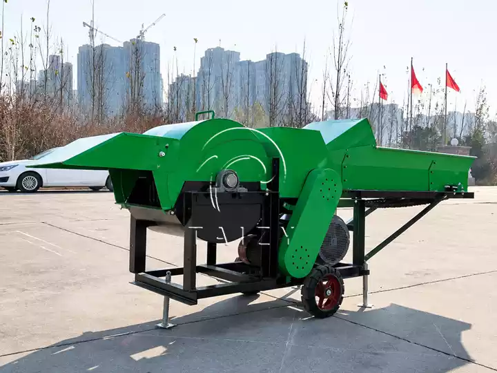 wheeled livestock silage cutter